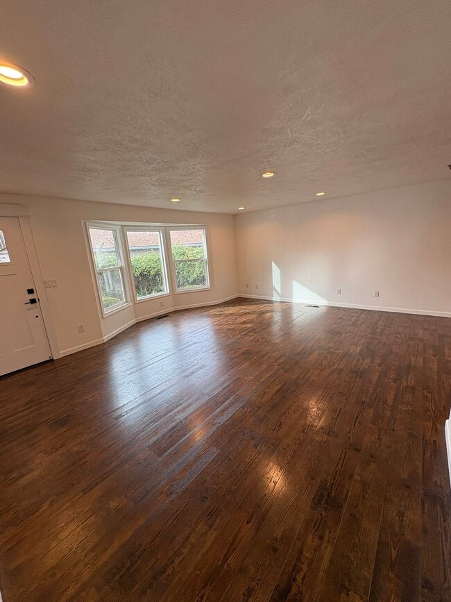 Building Photo - 4 Bed 2 Bath House Modern Comfort Meets En...