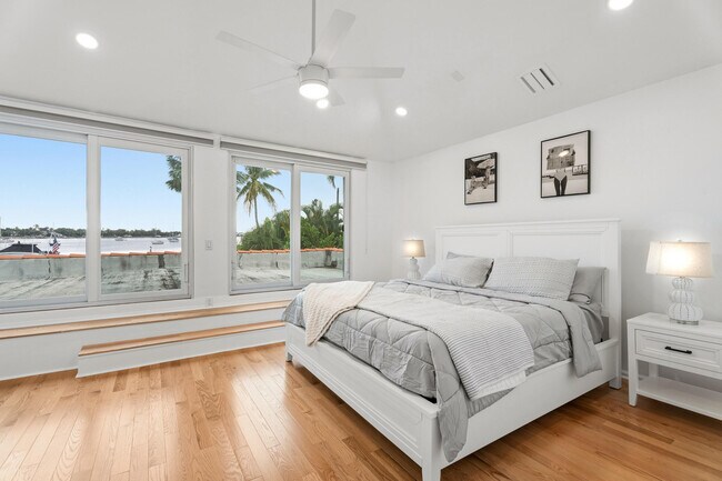 Building Photo - 114 S Lake Dr