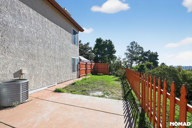 Building Photo - Bright & Modern 2-Bed Home with Ocean Glimpses in Prime Vista Location