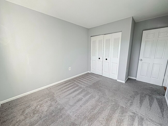 Building Photo - Updated 3 Bed 3.5 Bath Townhome with Deck ...