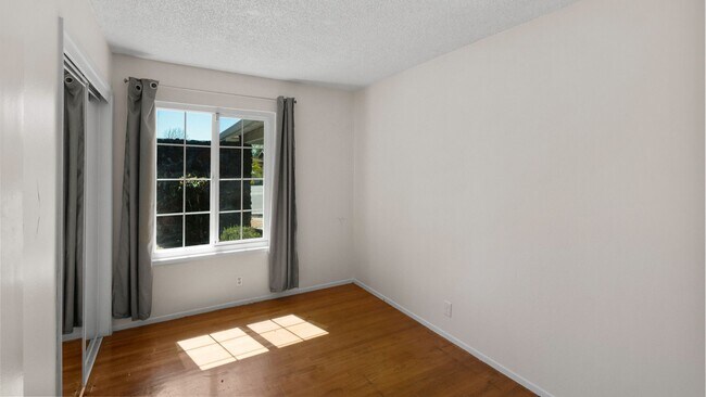 Building Photo - 3bed/2bath home available now!