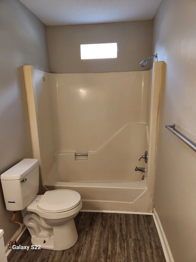Building Photo - Two Bedroom, One Bath Apartment for Rent