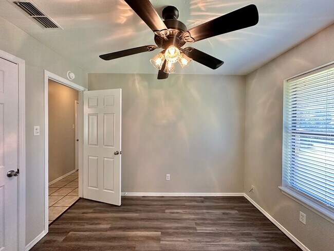 Building Photo - Stoneridge Duplex 454/452