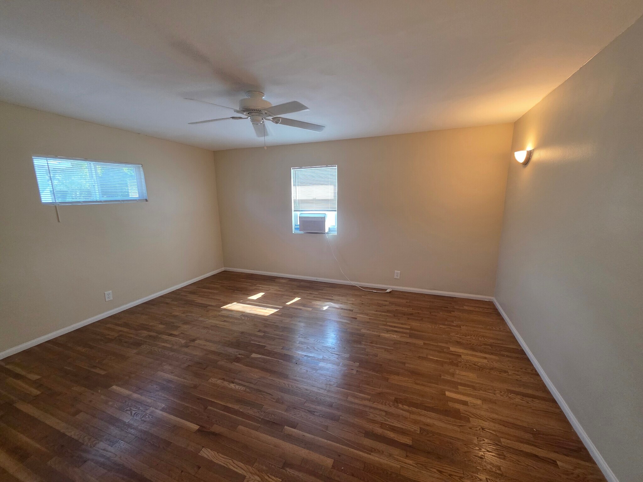 Building Photo - 15360 Saticoy St