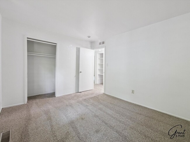 Building Photo - $1450 3 bedroom ranch