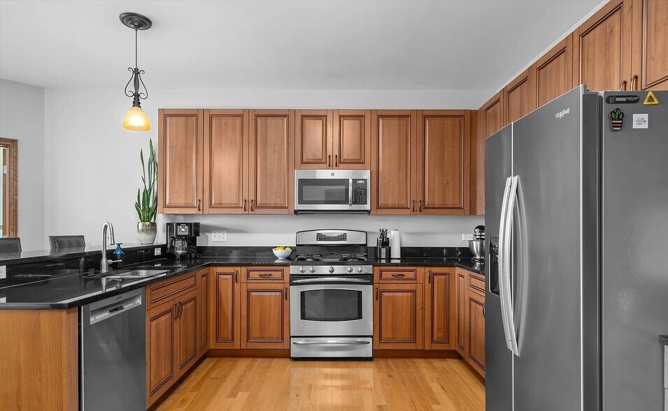 Building Photo - 160 S River St