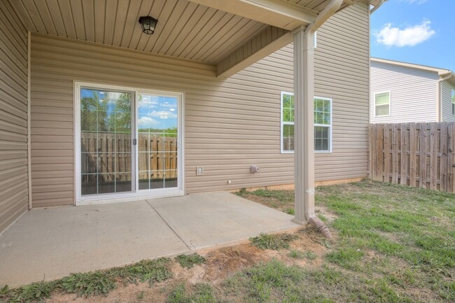 Building Photo - 3 Bedroom 2.5 Bath Townhouse
