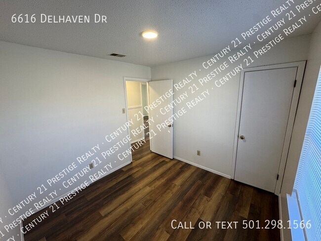Building Photo - 6616 Delhaven Dr