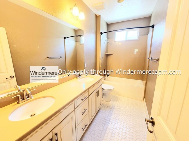 Building Photo - Gorgeous 3BR/3BA Roseville Rental Home