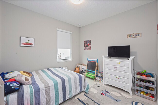Building Photo - 833 SE Courances Dr
