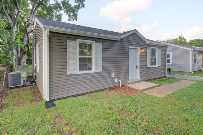 Building Photo - Renovated 2 Bedroom