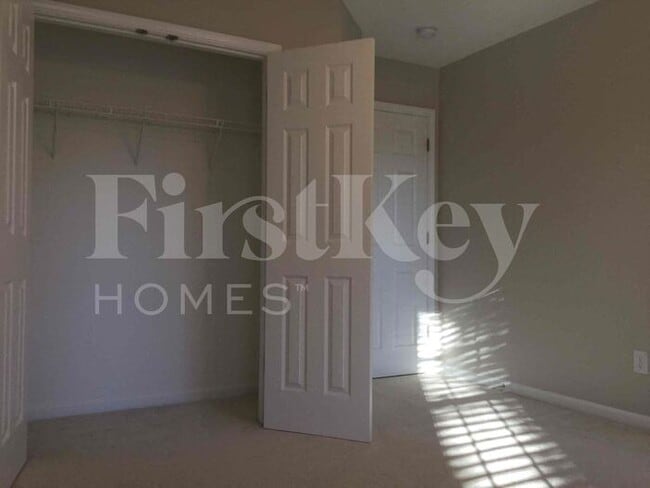 Building Photo - 126 Centerpoint Dr