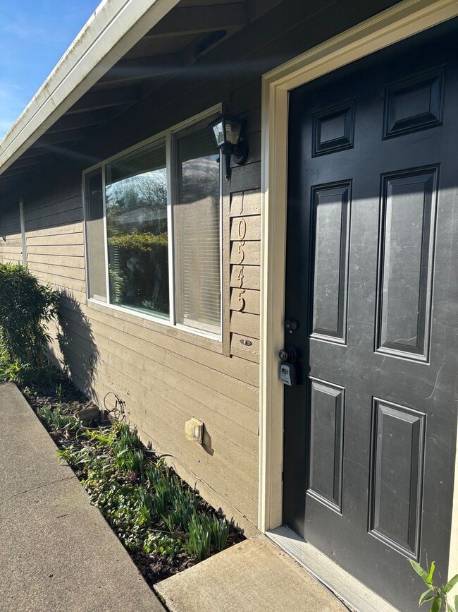 Building Photo - Located in a Desirable Area in Wilsonville 2 Bedroom Unit in a 4 Plex