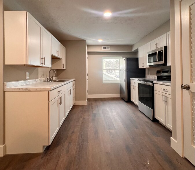 Primary Photo - 110 Main St