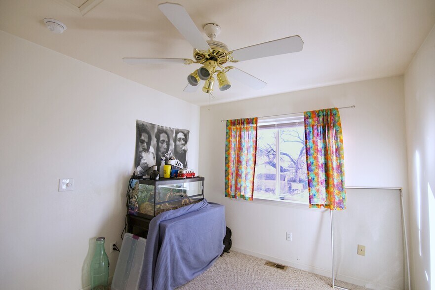 3rd bedroom window (west facing) - 903 Terry St