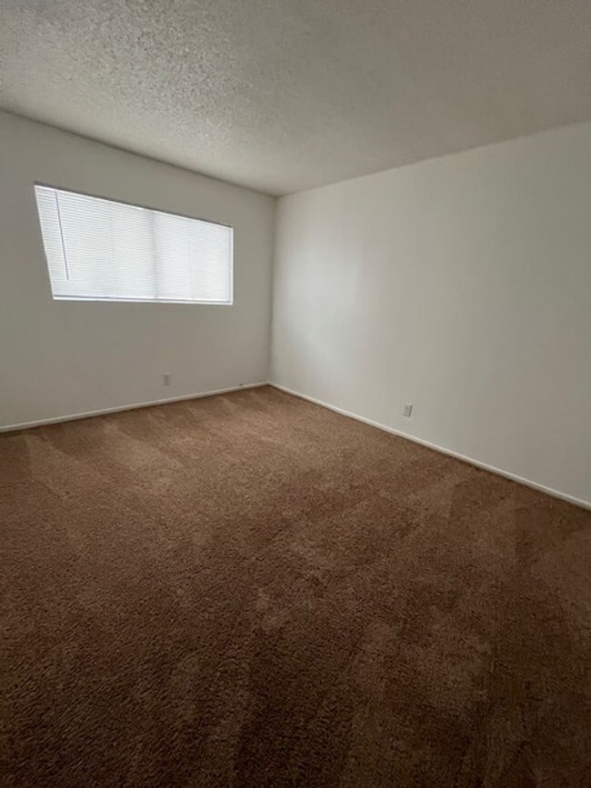 Building Photo - 728 Aster Ln