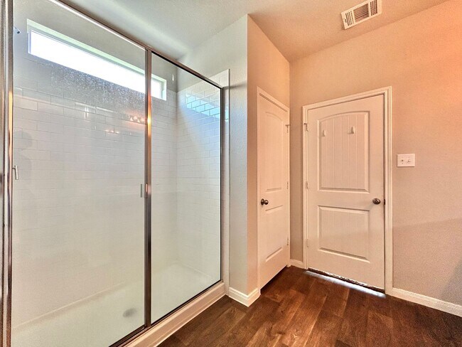 Building Photo - Bright and Spacious 4/BR 3/BA Home with Pr...