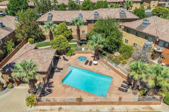 Building Photo - Remodeled La Venita Condo!