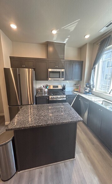 Building Photo - 14256 SW Gold Coast Ter