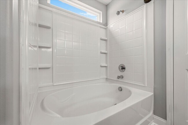 Building Photo - Spacious 5-Bedroom Home with Screened Patio & Private Fenced Yard in Guyton