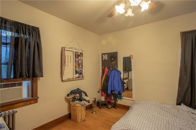 Building Photo - 3 bedroom, 1 bathroom Home With Garage