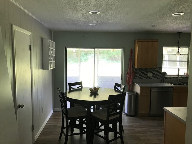 Building Photo - 2671 Azalea Dr