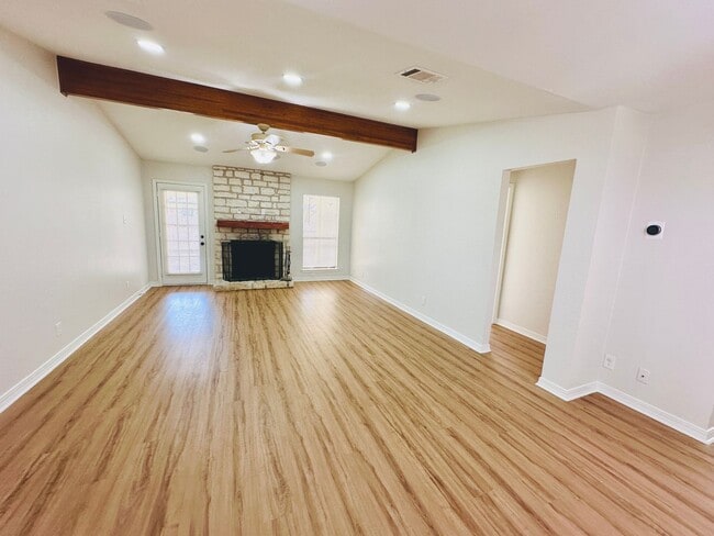 Building Photo - MOVE IN SPECIAL!!! - Updated 3-Bed Home wi...
