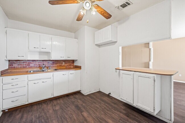 Building Photo - Cute Two Bedroom House, Minutes from TTU &...