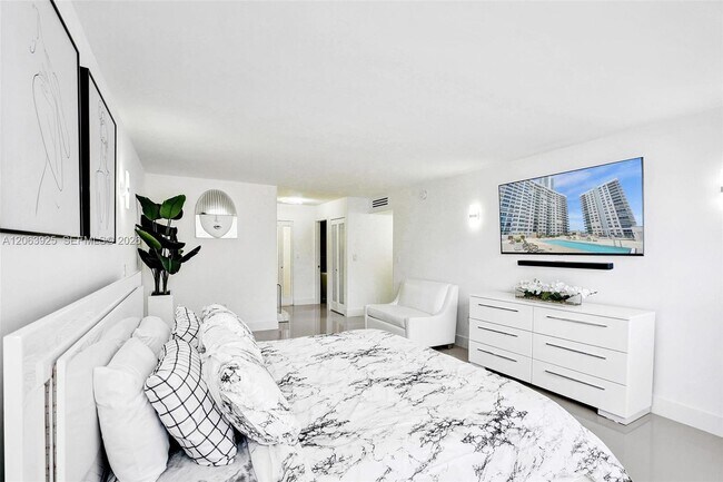 Building Photo - 2751 S Ocean Dr