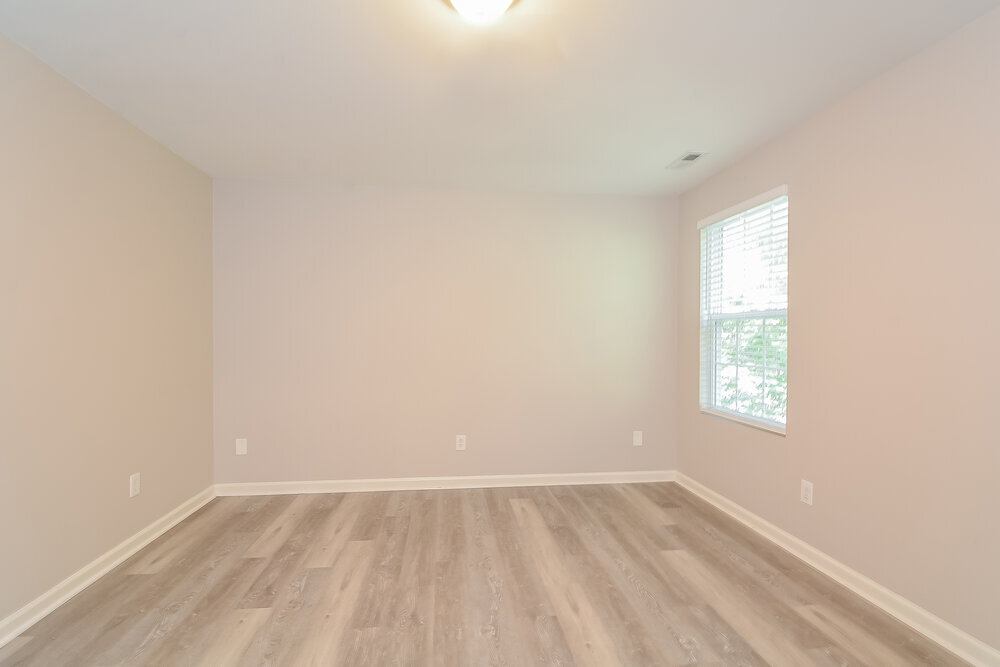 Building Photo - 210 River Hills Dr