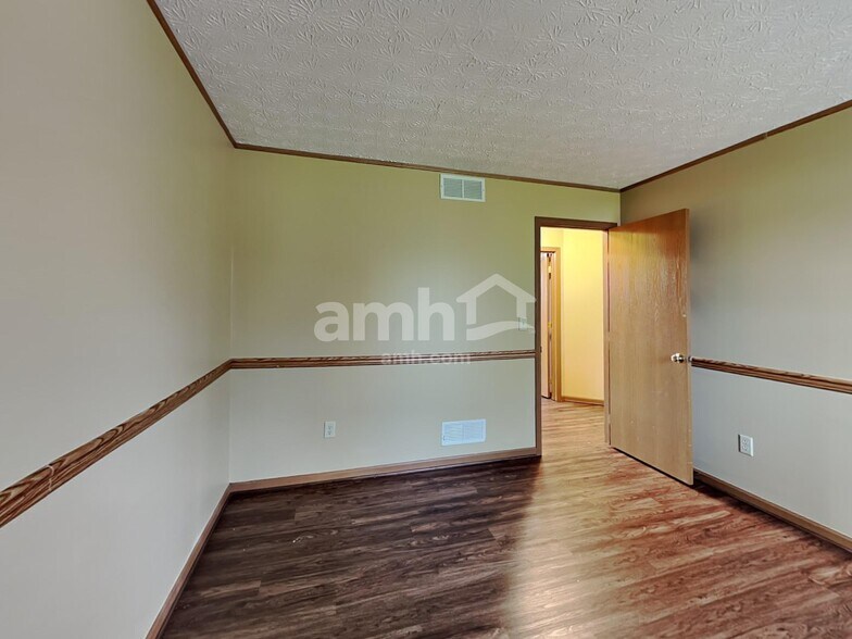 Building Photo - 318 Shawnee Loop S