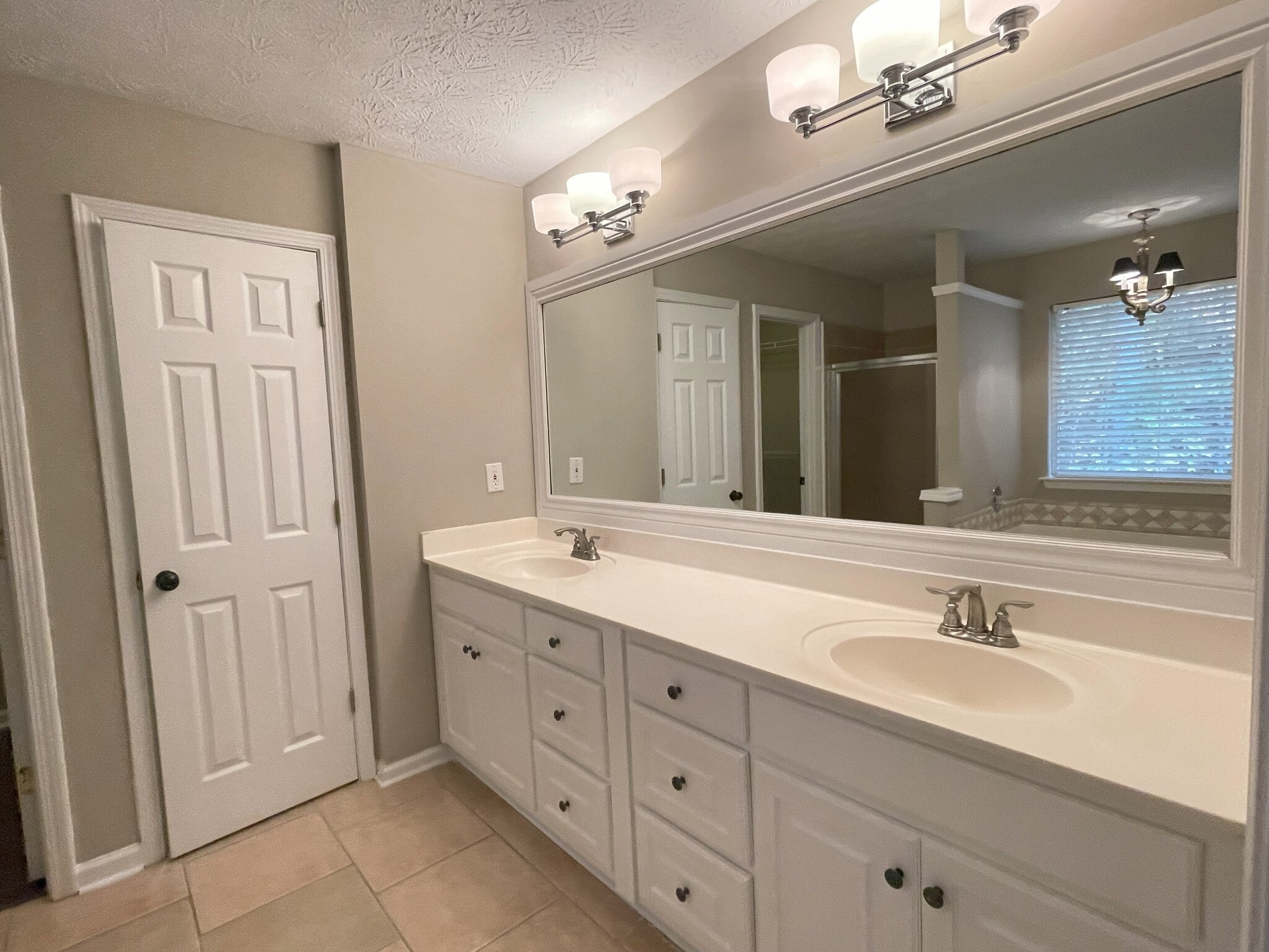 Building Photo - 3790 Oak Park Dr