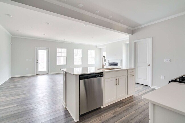 Building Photo - End-unit 3 bedroom townhome with Screened Porch!