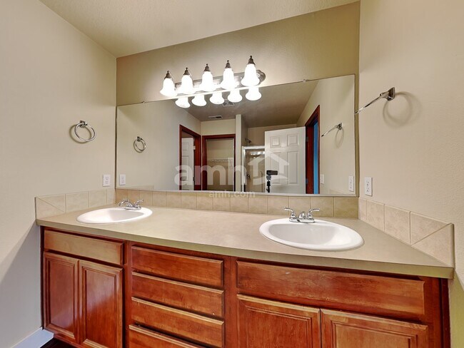 Building Photo - 1115 SE Rollins Ave