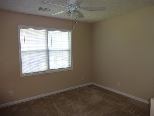 Building Photo - 875 Oaklen View Dr