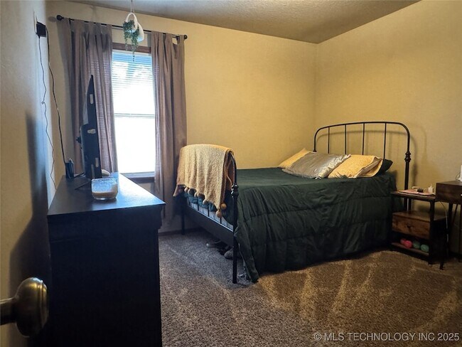 Building Photo - 14518 S Maple Ave