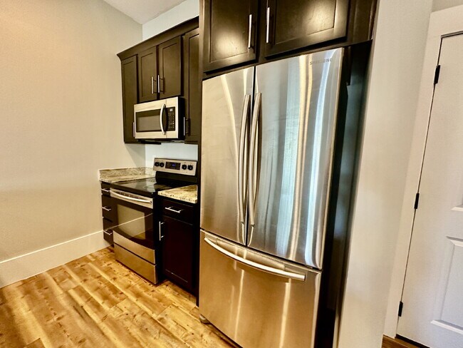 Building Photo - Two Bedroom Condo in the Heart of the Bluffton Promenade!