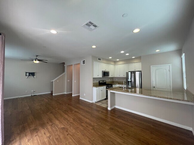 Building Photo - Stunning 2 bed 2.5 bath Solar Powered Town...