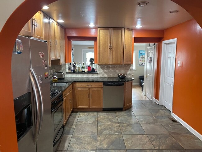 Building Photo - 4 Bedroom House in Manayunk