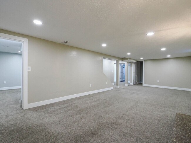 Building Photo - 5 Bedroom, 2.5 Bathrooms Home