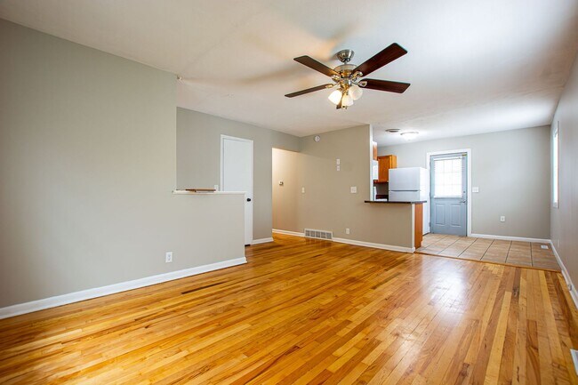 Building Photo - Adorable 3 Bedroom / 1 Bath Split Entry Home in Carter Lake with 2 Car Detach Garage!