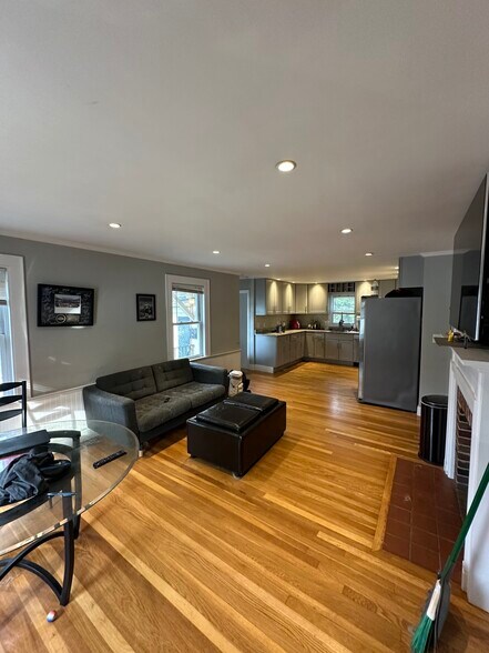 Building Photo - 136 W Squantum St