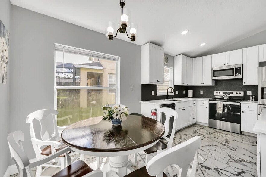 Building Photo - 242 Blue Jay Way