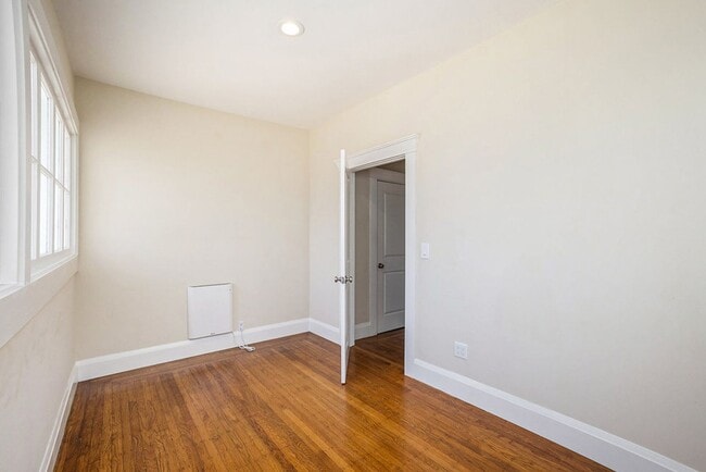 Building Photo - 731 Taylor Ave