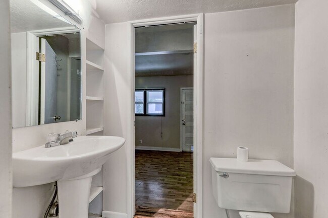 Building Photo - Students Welcome! 3 Bed / 1.5 Bath Ranch Near CSU – Large Fenced Yard | Pets Welcome | Flexible L...
