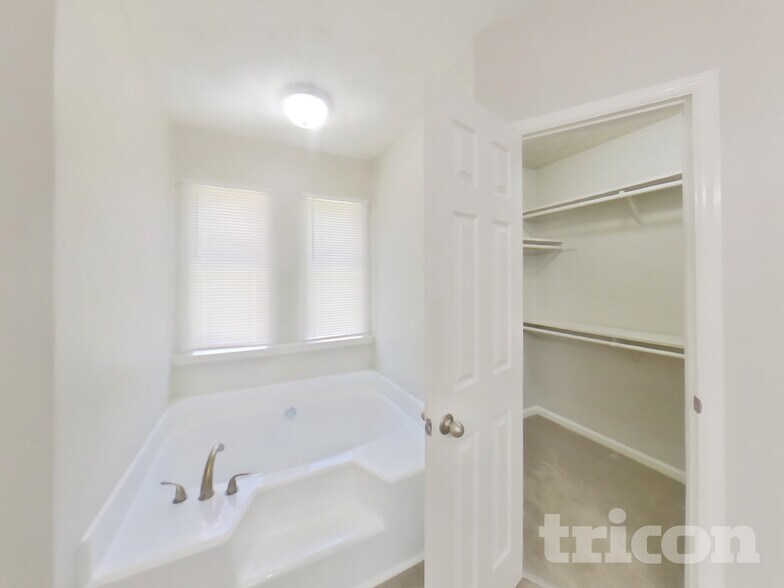 Building Photo - 270 Rosewood Dr