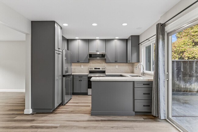 Building Photo - Charming 3-Bedroom Condo in Creekside Village – Prime Location!