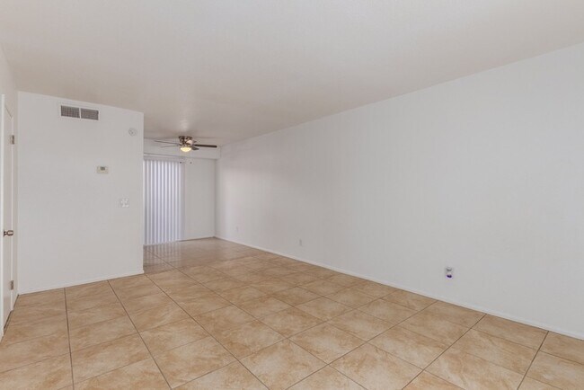 Building Photo - 2 Bedroom townhouse
