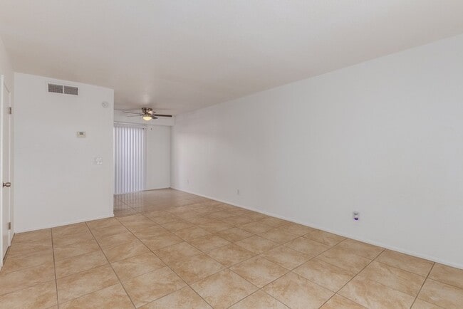 Building Photo - Move-in special $800.00