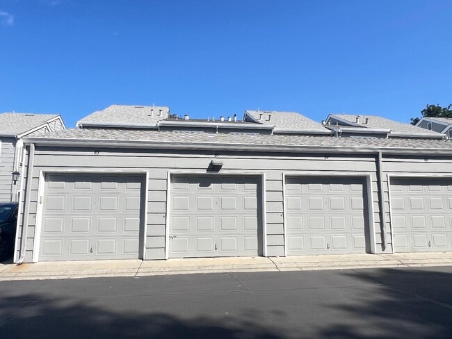 Building Photo - 1611 Thorncrest Dr